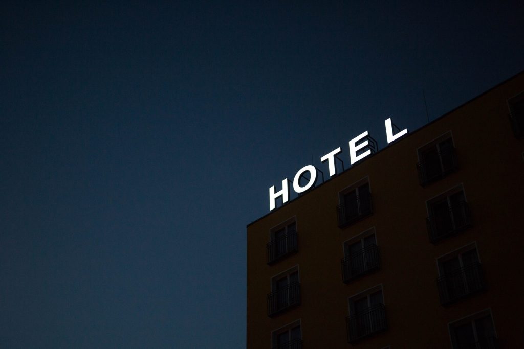 hotel w nocy