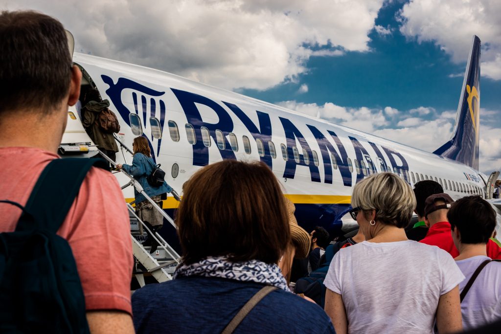 pasażerowie wchodzący na pokład Ryanair