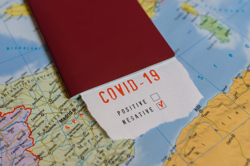 paszport na mapie z negatywnym wynikiem na Covid-19