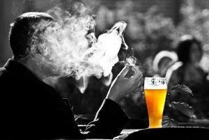 Alkoholizm w Norwegii. Problem większy, niż się wydaje mężczyzna i piwo