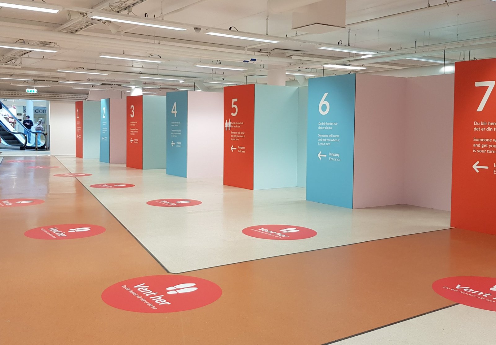 Coraz więcej osób szczepi się dawką przypominającą