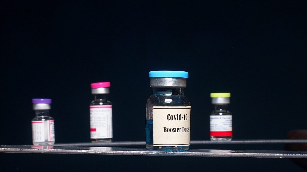 fiolka ze szczepionką przeciw Covid-19