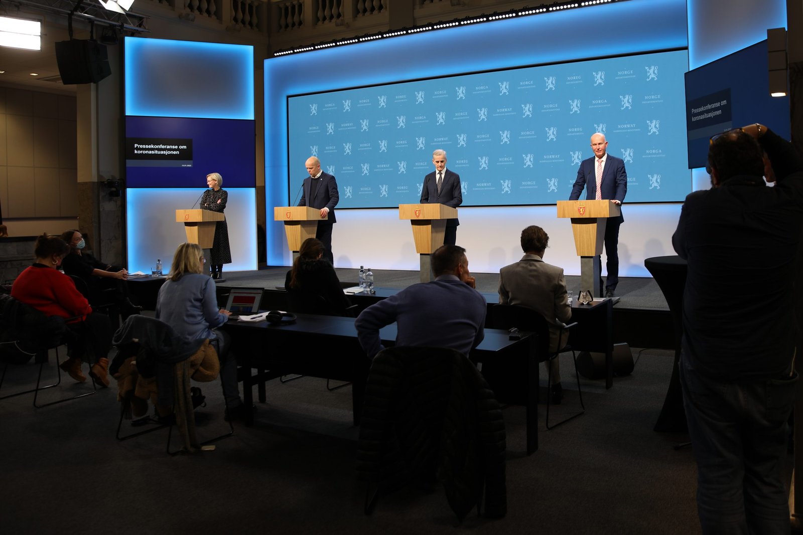 Rząd łagodzi, ale nie wycofuje się z krajowych środków kontroli infekcji