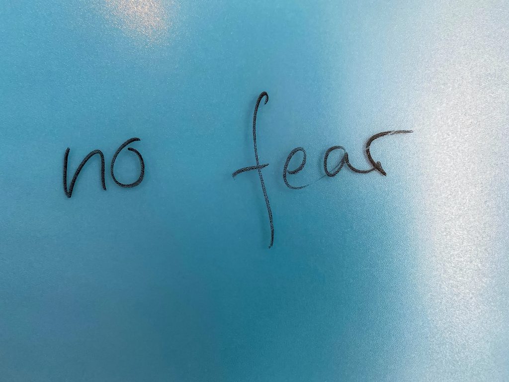 napis brak strachu