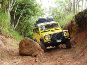 Rekwizycja samochodów dla norweskiej armii Land Rover w lesie