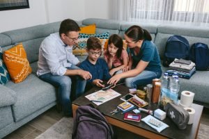 mama wyjaśniająca dzieciom jak używać radia