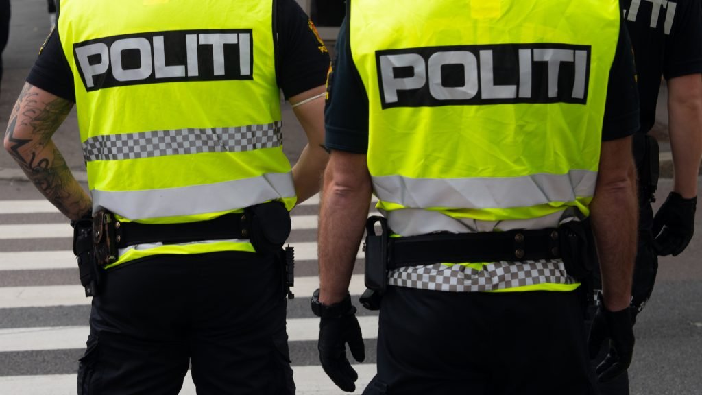 norwescy policjanci odwróceni tyłem