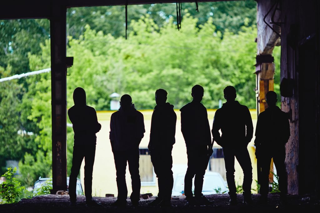 Vennesla: Gang nieletnich terroryzuje mieszkańców Sylwetki młodych ludzi na tle zieleni