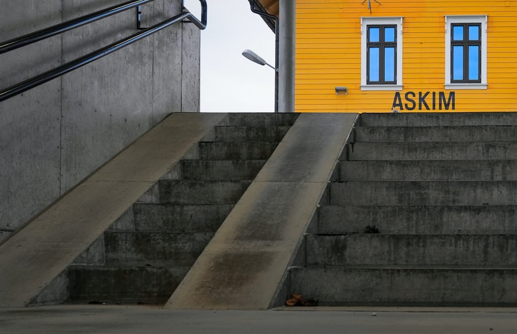 Askim: Wyskoczyła z jadącego samochodu