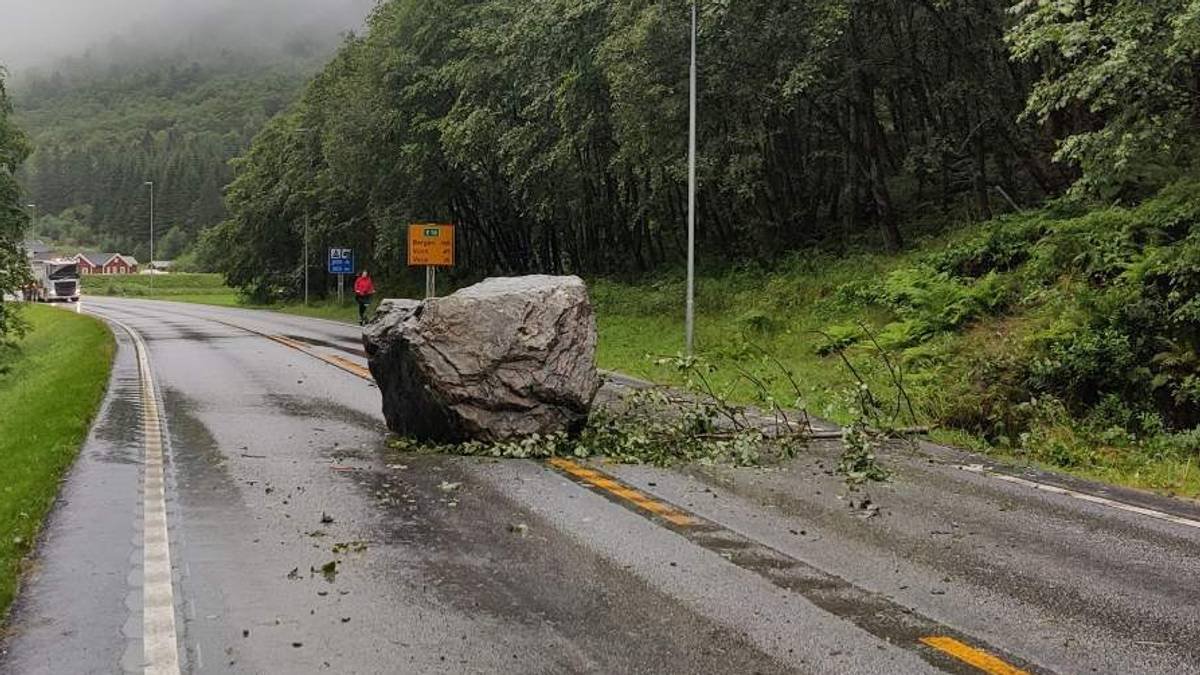 E16 zamknięta. Głaz wielkości samochodu spadł na jezdnię