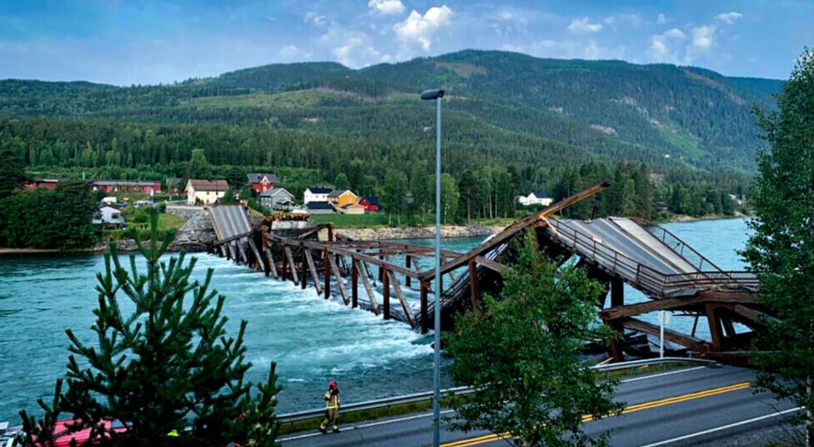 Runął most na E6. Samochód w wodzie