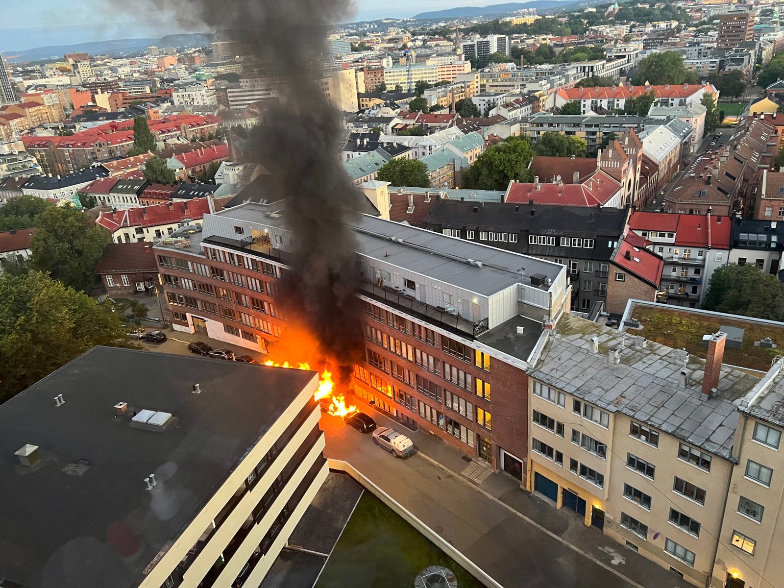 Oslo: Pożar samochodów. Prawdopodobne podpalenie