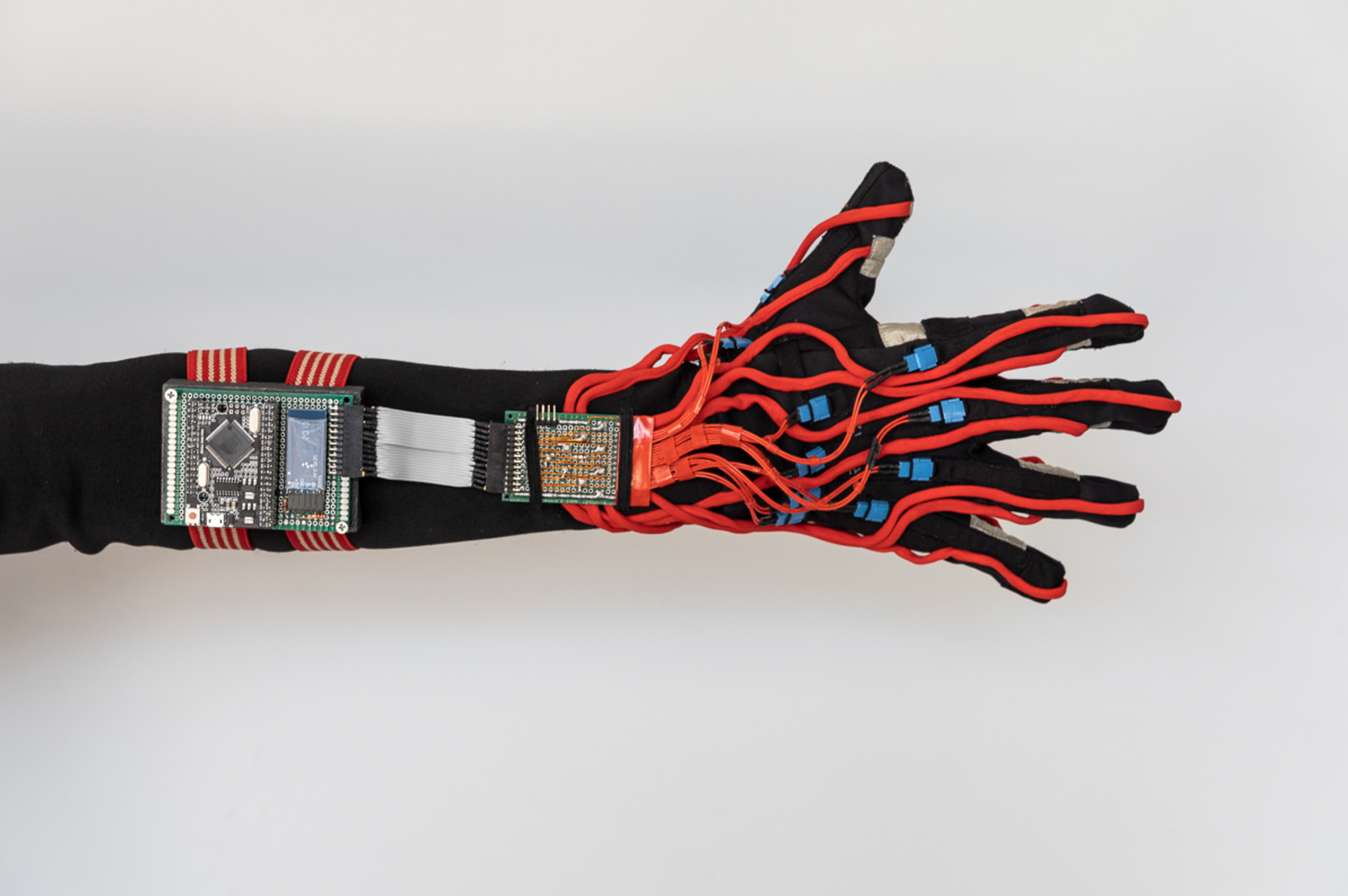 Rękawica tłumacząca głuchych – wynalazek polskich licealistów zachwycił świat