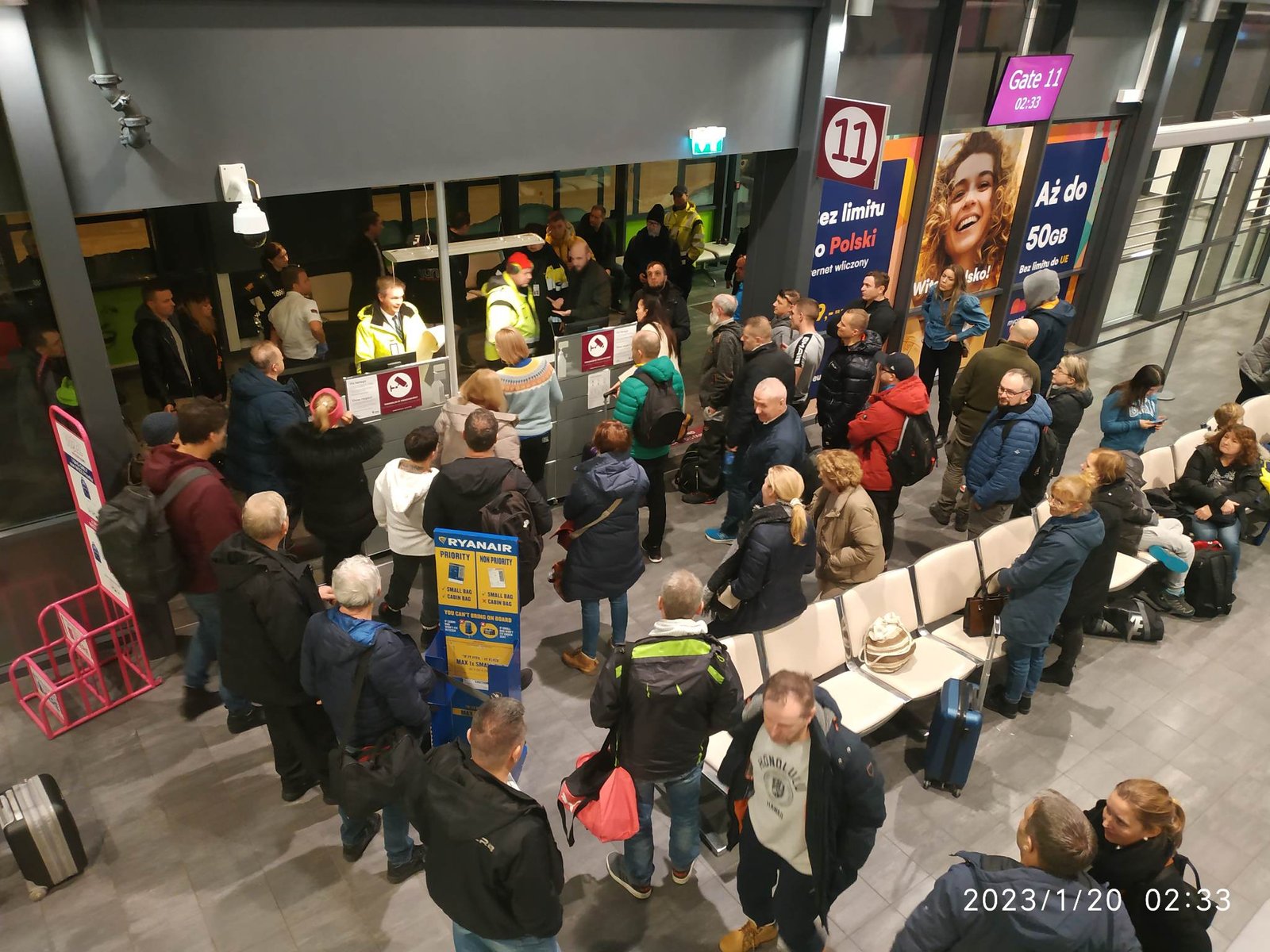 Koczowali na lotnisku ponad dobę. Ryanair umywa ręce