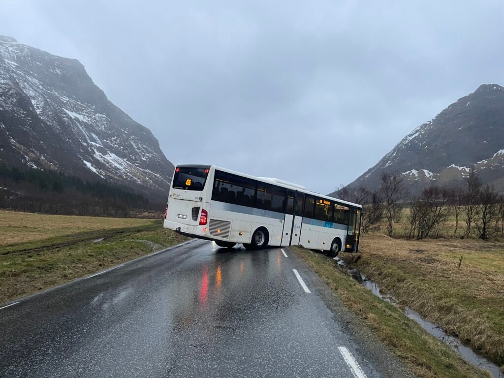 Autobus wpadł do rowu z powodu silnego wiatru. Ostrzeżenie pogodowe dla północnej Norwegii