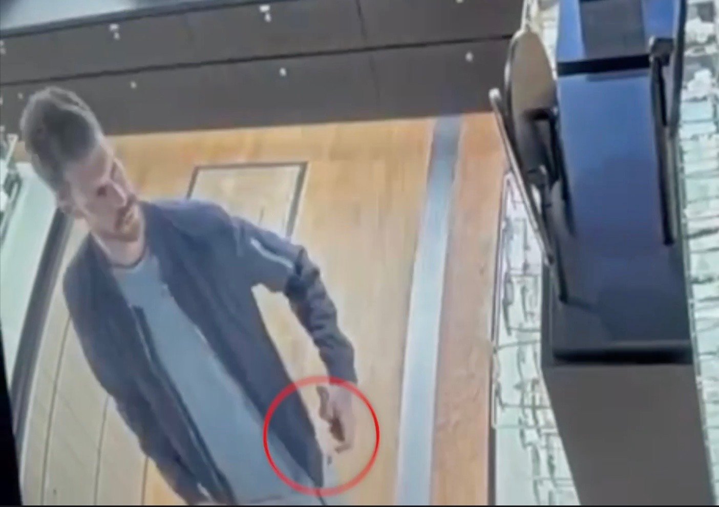 Brillegate: Lider partii Rødt przyłapany na kradzieży okularów