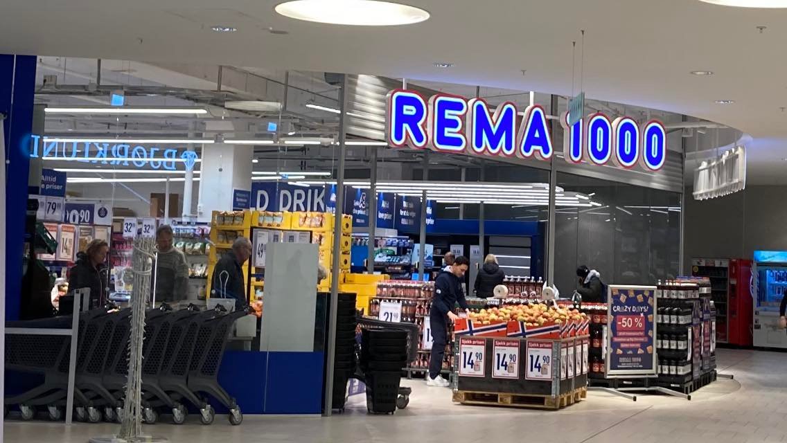 Plaga kradzieży w sklepach spożywczych – REMA 1000 wprowadza zmiany