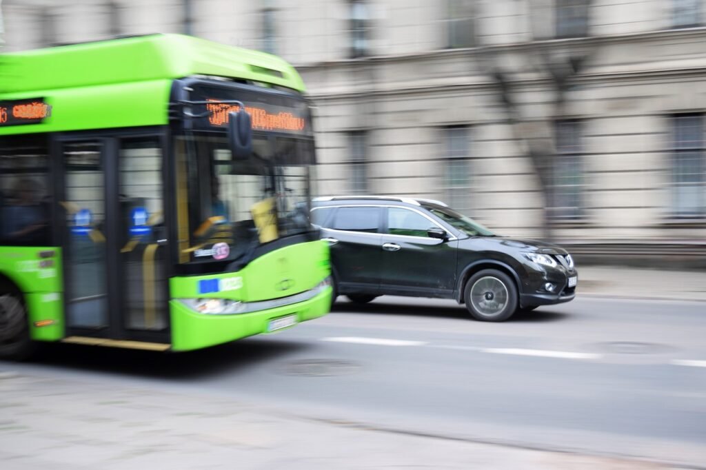 Autobusy elektryczne pokonał mróz. Odwołano wiele kursów Zielony pojazd elektryczny na miejskiej ulicy