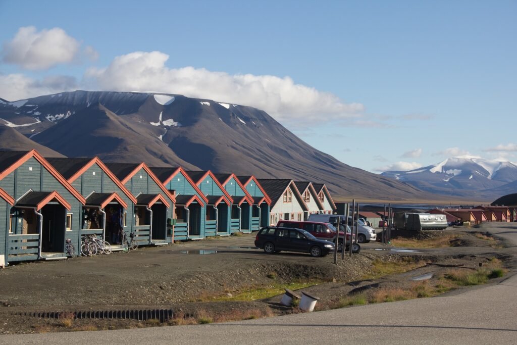 Longyearbyen. Nie wolno tu umierać Drewniana zabudowa na Svalbardzie