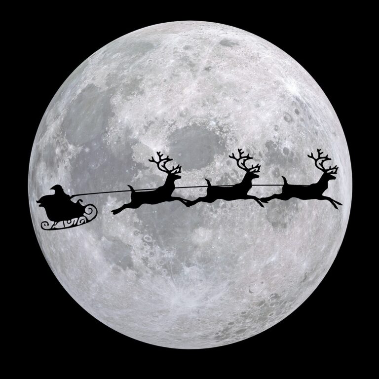 Mikołaj na saniach ciągniętych przez trzy renifery na tle księżyca. Czarno-biały obraz