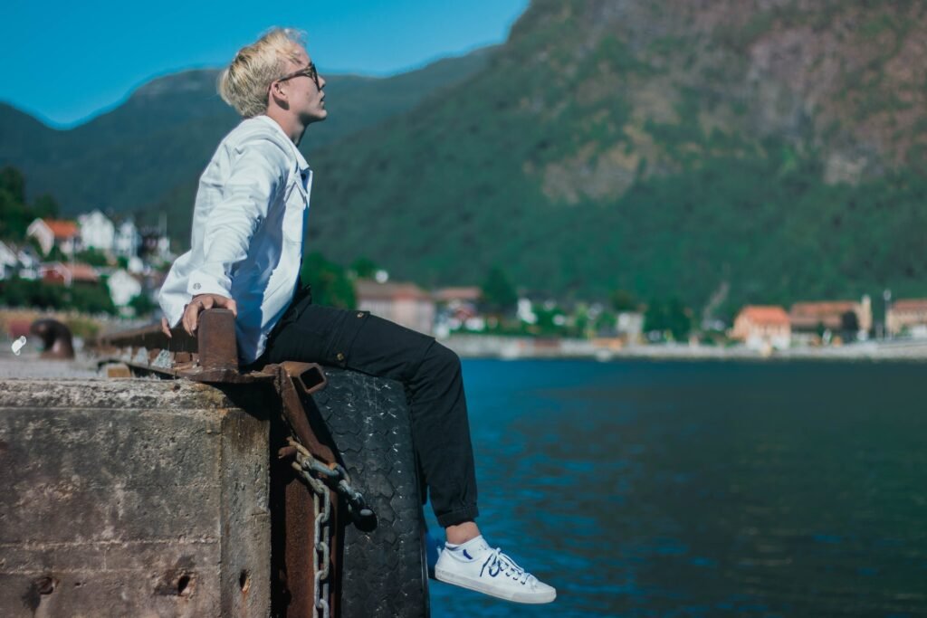 Rasizm, no co ty… tutaj…w Norwegii? Chłopak siedzący na przystani