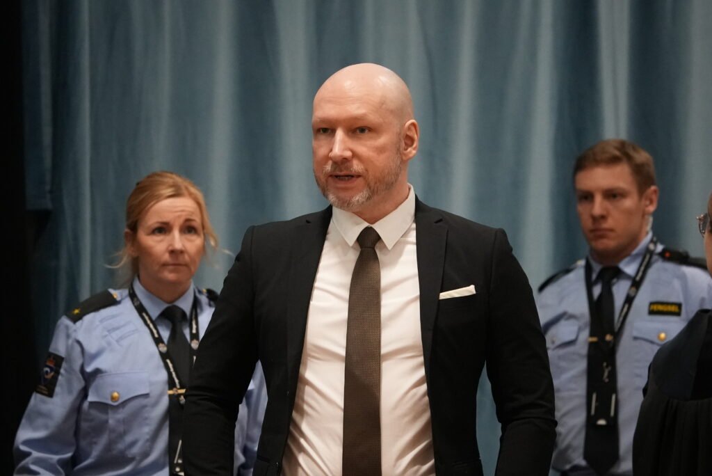 Breivik robi z siebie ofiarę. Terrorysta pozywa Norwegię