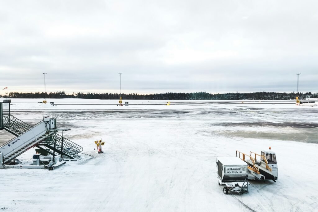 Norwegia: Zamknięte lotniska z powodu obfitych opadów śniegu Zaśnieżone lotnisko