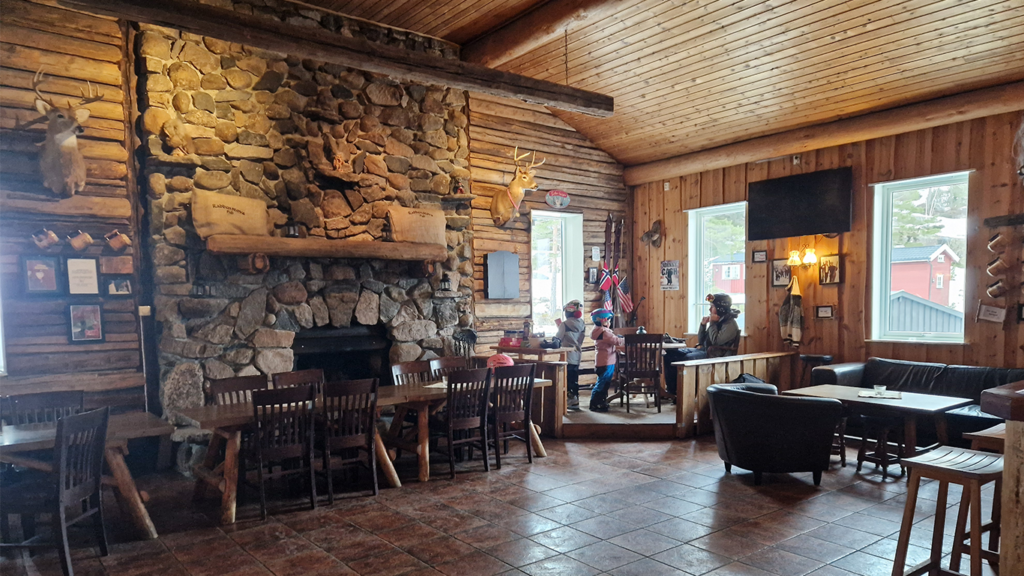Sala kominkowa w barze przy stoku w Eikerapen
