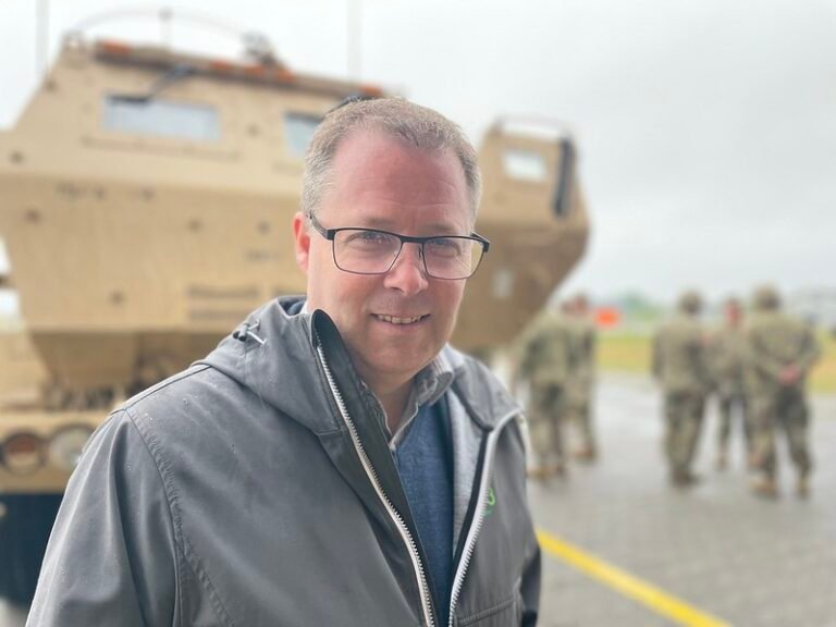 Forsvarsminister Bjørn Arild Gram besøkte øvelsen Defender Europe 2022, sammen med den danske forsvarsministeren Morten Bødskov og den svenske stats.