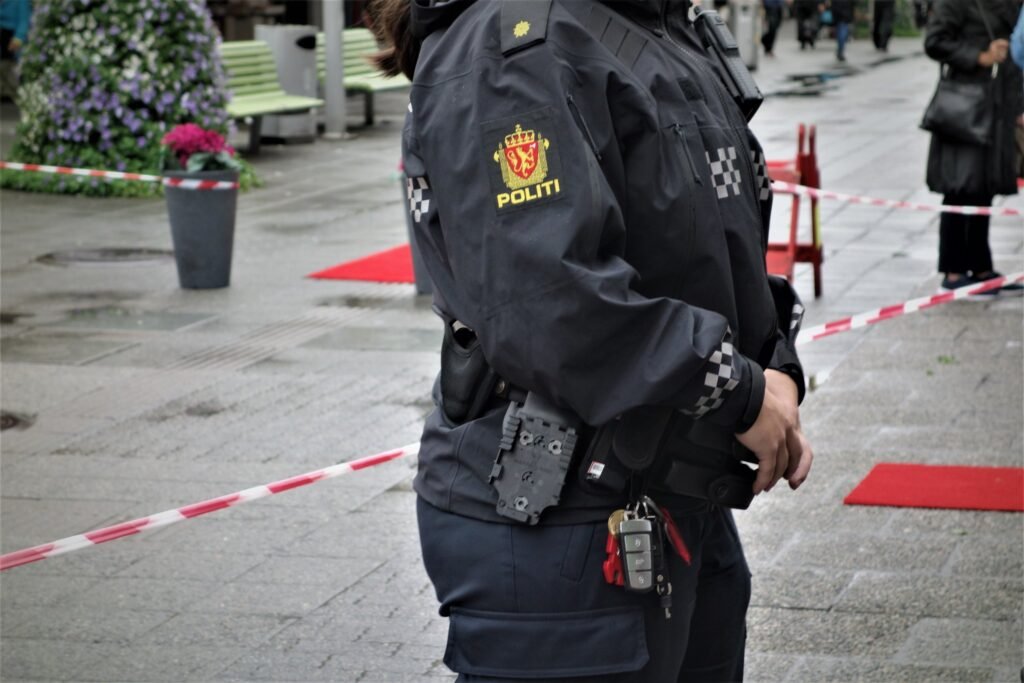 Zabójstwo w Arendal. Motyw nadal nieznany Policjantka stojąca na ulicy.