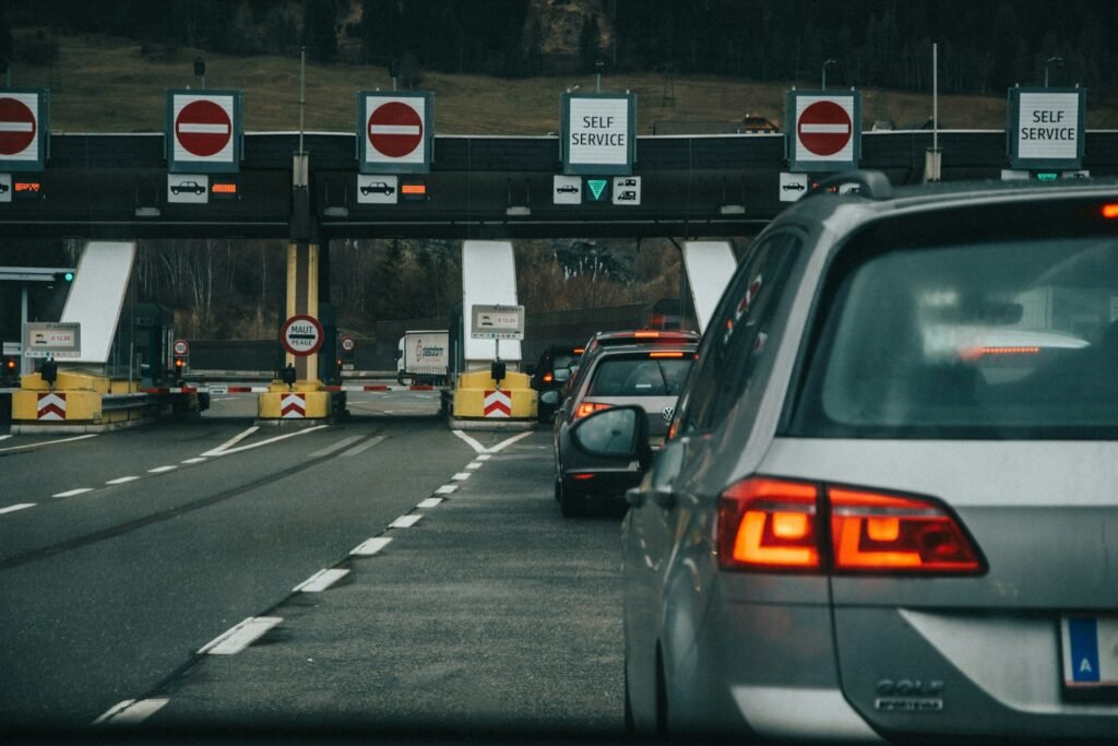 Samochody stojące w kolejce na przejściu granicznym