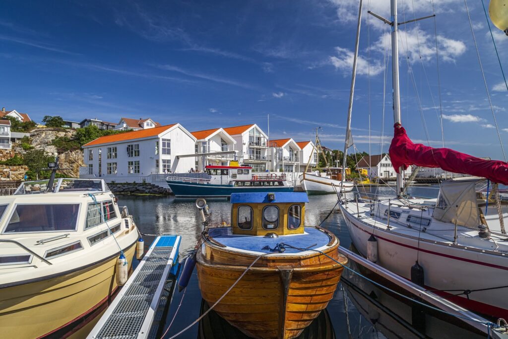 Stavanger. Historia z dreszczykiem Stavanger. Łodzie przy kei