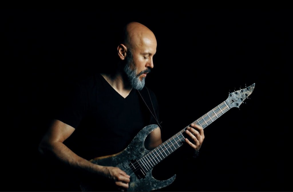Synthetic Embrace: świat w mocnych kolorach