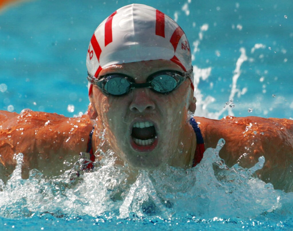Od Paryża do Paryża. Polacy na olimpiadach (cz. 2) Polska pływaczka Otylia Jędrzejczak płynie na 200 metrów stylem motylkowym w Olimpijskim Centrum Wodnym, Ateny 2004 r.