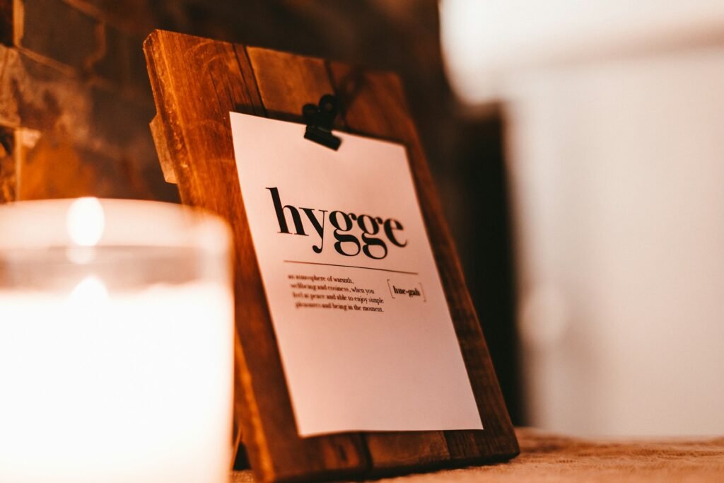 Zakochaj się w jesieni Kartka z napisem "hygge"