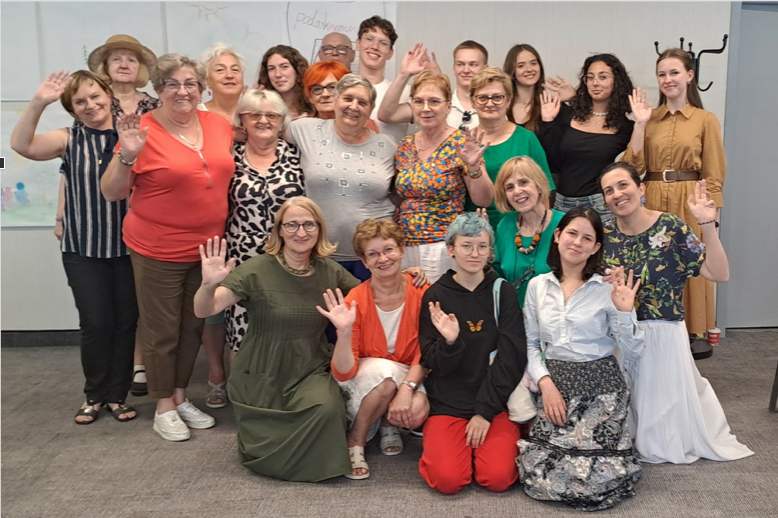 Starsi uczą młodszych, jak żyć, a młodsi uczą starszych, dlaczego