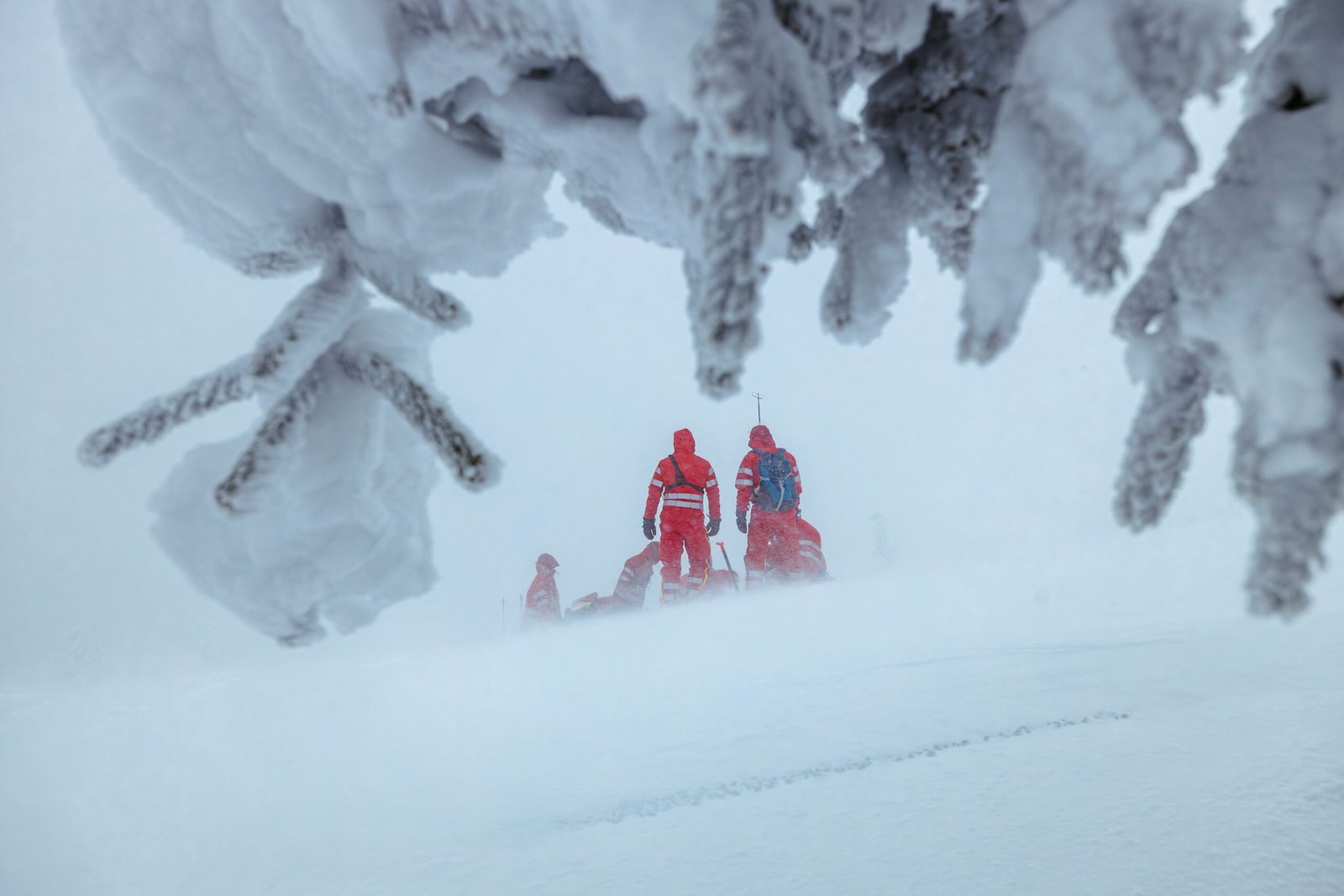 Lawina w Lyngen: mężczyzna uratowany po 7 godzinach, kobieta wciąż zaginiona