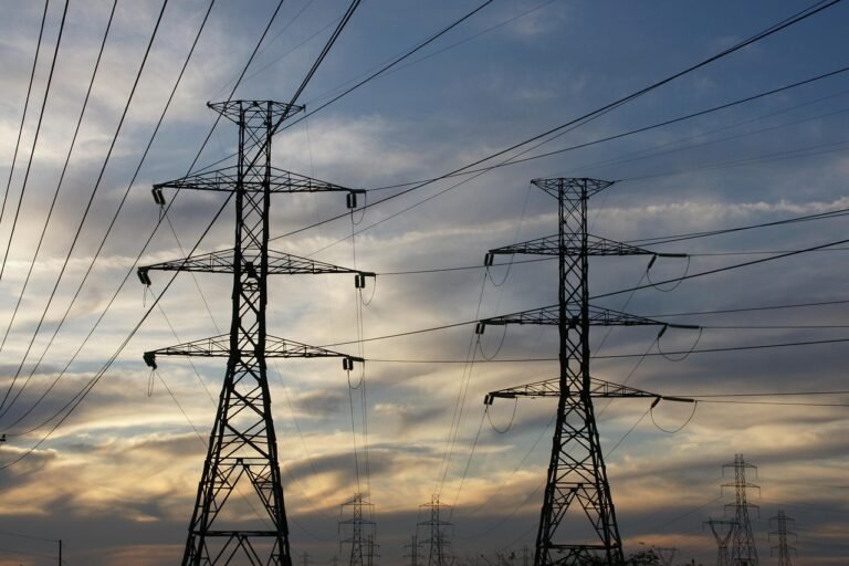 słupy elektryczne na tle nieba