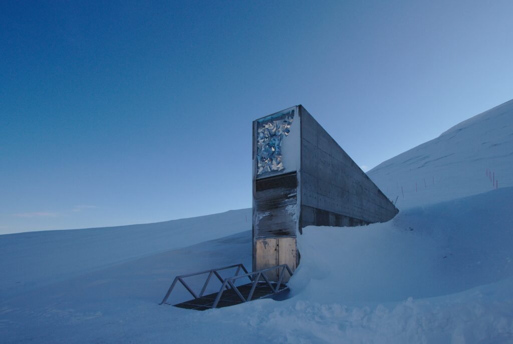 Nowe próbki nasion w Globalnym Banku Nasion na Svalbardzie Globalny Bank Nasion, wejście. Svalbard