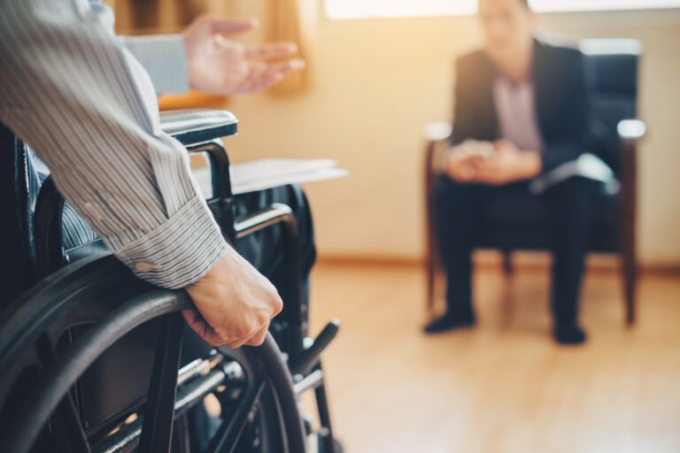 Osoba na wózku inwalidzkim starająca sie o pracę.