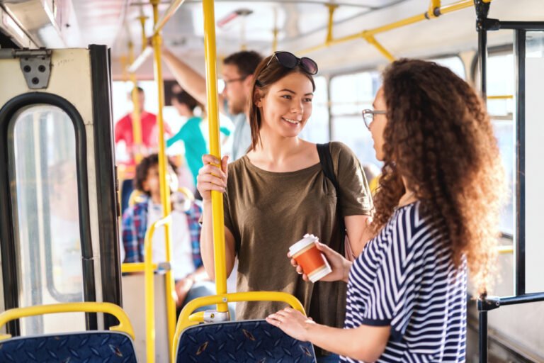 Dwie młode kobiety rozmawiają w autobusie