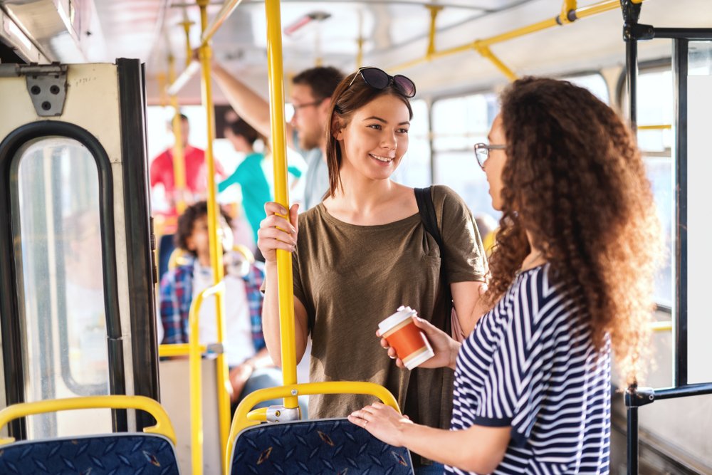 Dwie młode kobiety rozmawiają w autobusie