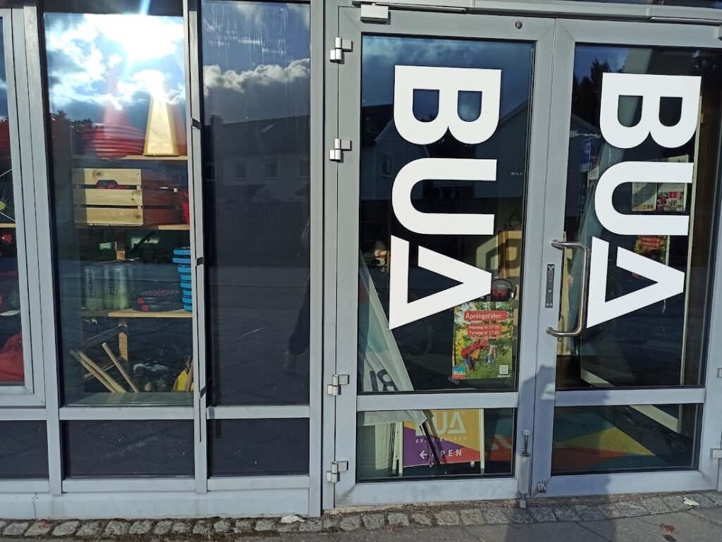 Для чого потрібна BUA в Норвегії: кожен має можливість займатися спортом! drzwi z dużym napisem BUA