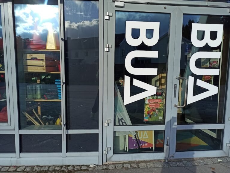 drzwi z dużym napisem BUA