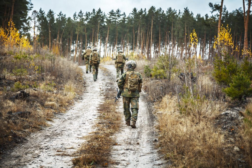 Norwescy żołnierze w lesie. Norwegian Rapid Reaction Special Forces FSK soldiers