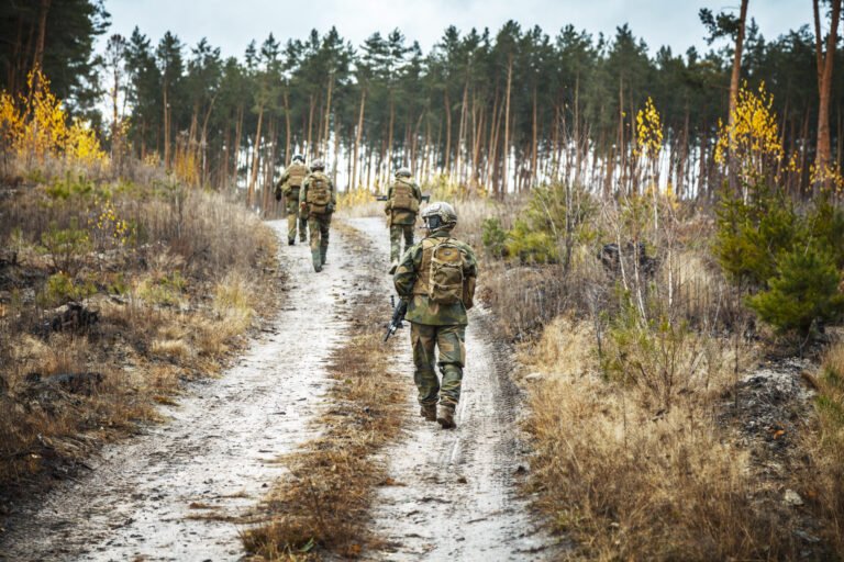 Norwescy żołnierze w lesie. Norwegian Rapid Reaction Special Forces FSK soldiers