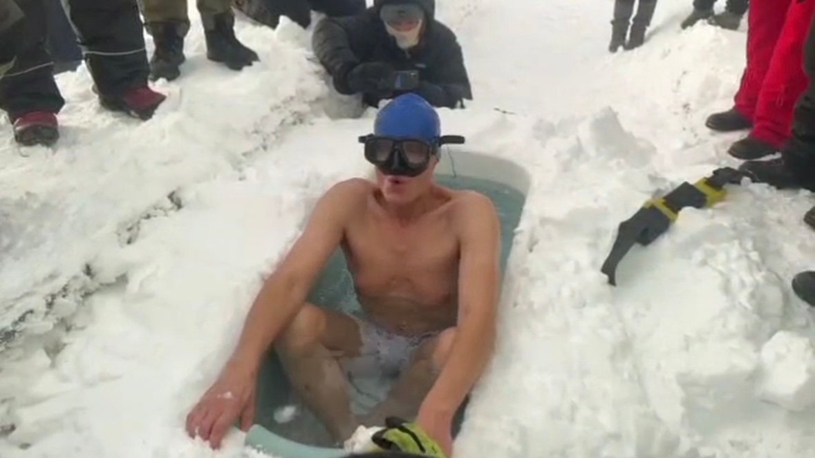 Polak i wanna na szczycie Gaustatoppen: Rekord świata w lodowatej wodzie