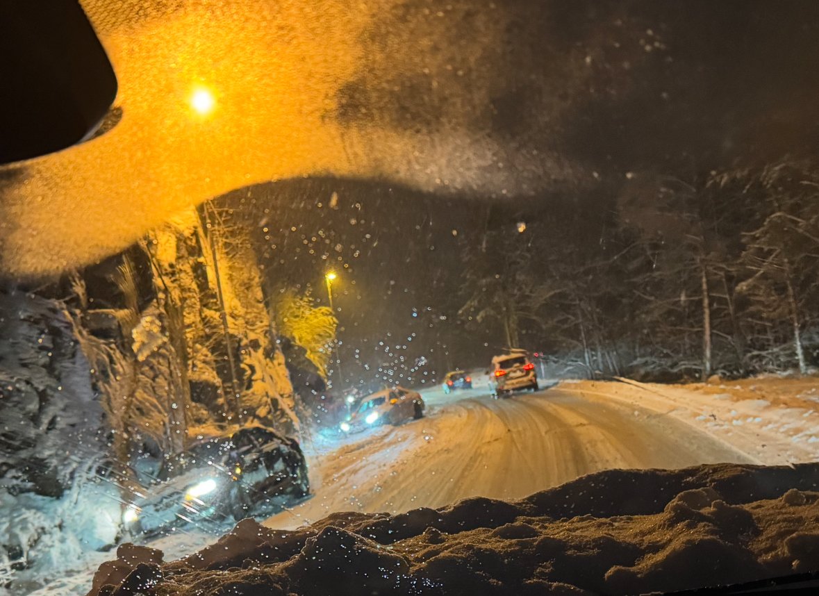Sypie śnieg, samochody wypadają z dróg