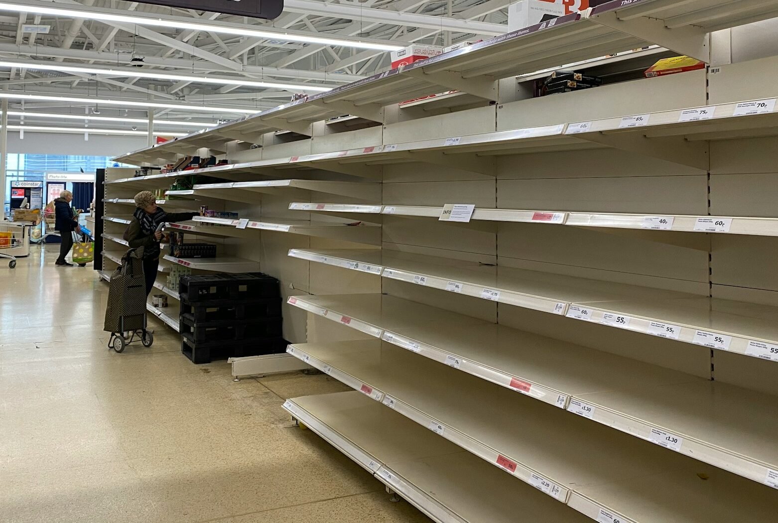 Puste półki na Svalbardzie. Kłopoty ze świeżą żywnością