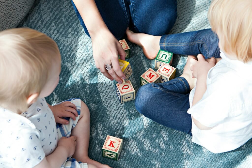 Webinar „Przeciążone dziecko, zmęczony rodzic…” dzieci klocki opiekun mama